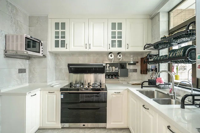 120㎡現代三居，飄窗與收納柜結合，打造實用起居臥室